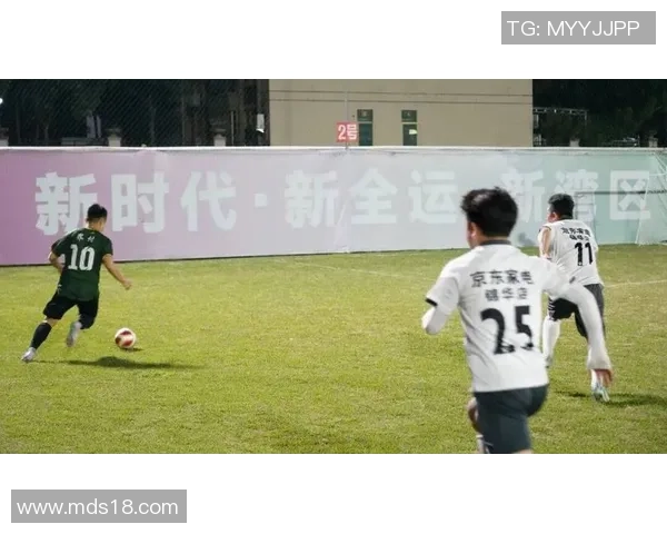 明晚足球比赛精彩对决即将上演球迷们准备好为心爱的球队加油助威了吗